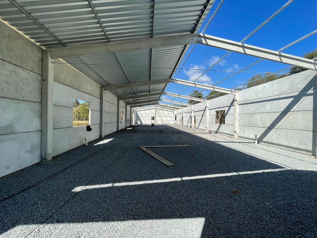 Galpão pré-fabricado com amplo espaço interno