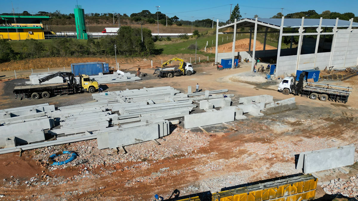 Peças pré-fabricadas de concreto e montagem de galpão no pátio de obras